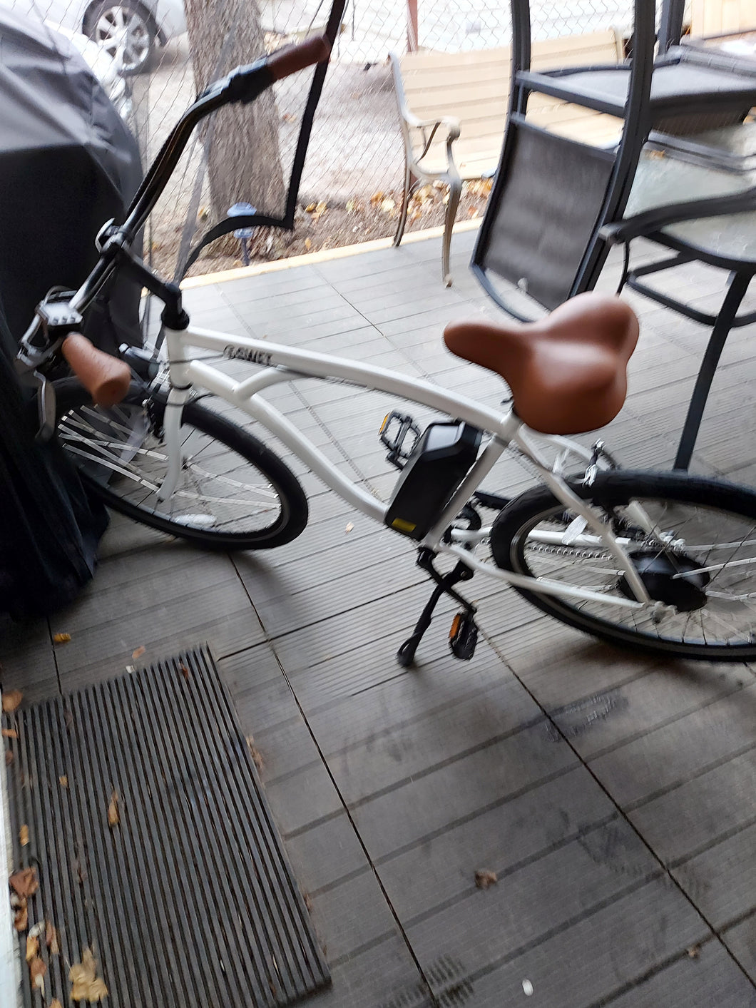 SWFT Fleet 500W Electric City Bike with up to 59.9km Battery Life -White